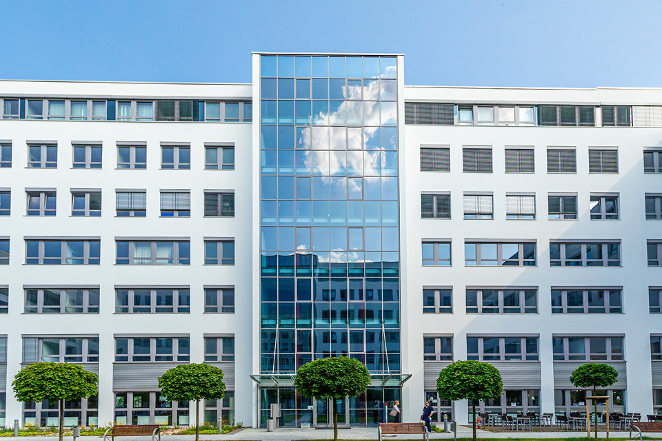 gutenstetter-strasse-8e-nuernberg-eingang-mit-terrasse-restaurant