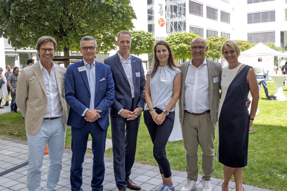 gemeinsames foto einweihung buero vorstandsmitglied technische und kaufmaennische leiter zueblin nuernberg bayern architektin mit wirtschafts und wissenschaftsreferent stadt nuernberg